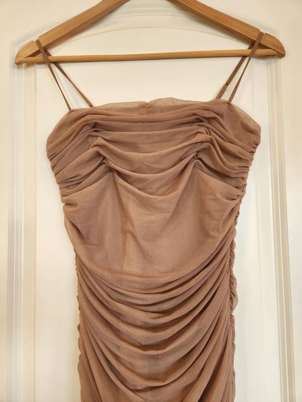 Aritzia Babaton Fabian Luxor Ruched Bodycon Dress Tan/Clay Mask Size 6 Mesh - Picture 4 of 12